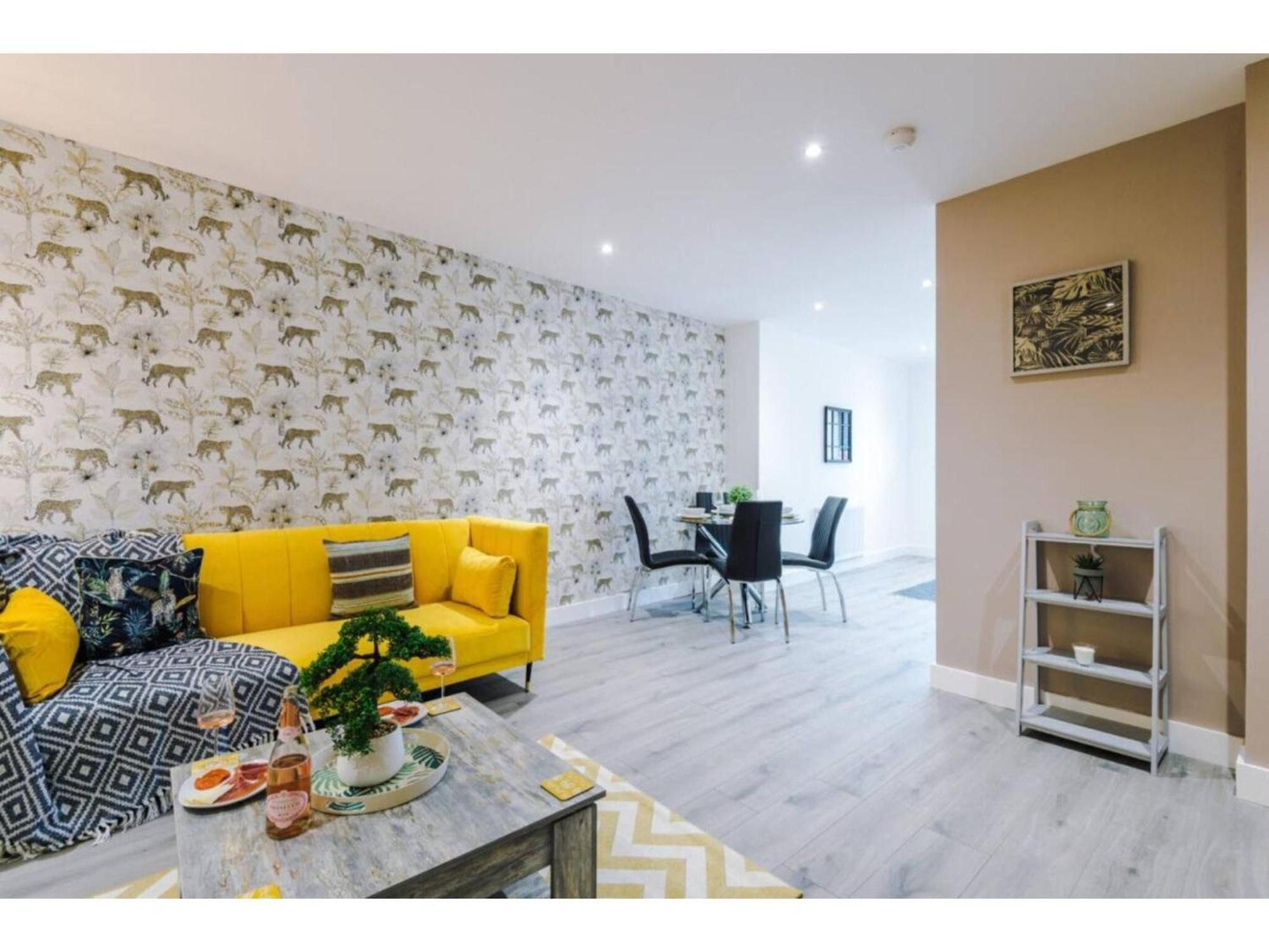 The Ecclesian Deluxe Apartments Near Trafford Centre Eccles Train Station Manchester Buitenkant foto